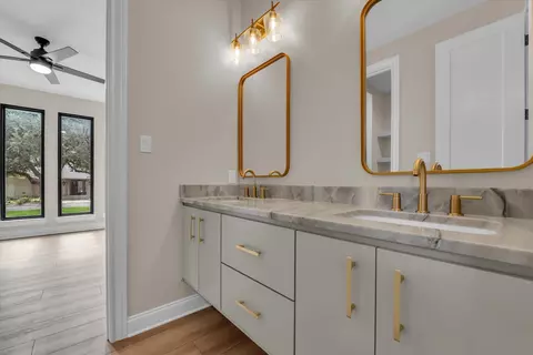 Bath - 36 Carriage Sq, Waco, TX 76708 photo 2 of 7