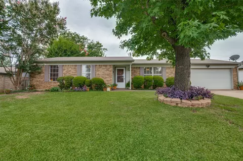 408 Hallmark Dr, Arlington, TX 76011