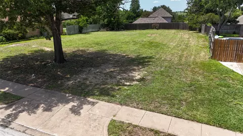 10004 Stoneleigh Dr, Benbrook, TX 76126