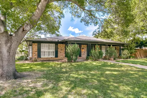 200 Shady Lake Dr, Hurst, TX 76054