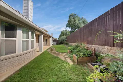 Exterior - 910 Greenhurst, Euless, TX 76039 photo 4 of 4