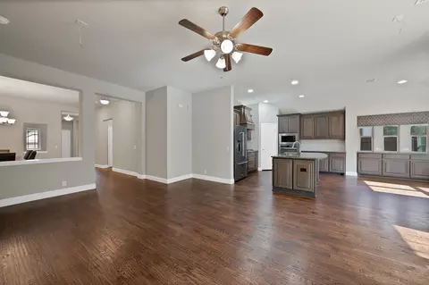 Living - 910 Greenhurst, Euless, TX 76039 photo 1 of 3