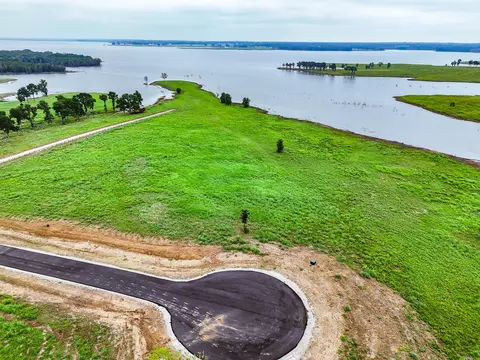 204 Lakeshore Ln, Windom, TX 75492