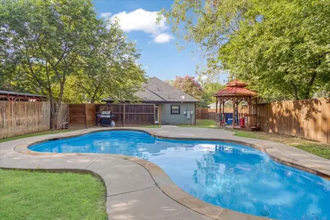 408 W Day St, Denison, TX 75020