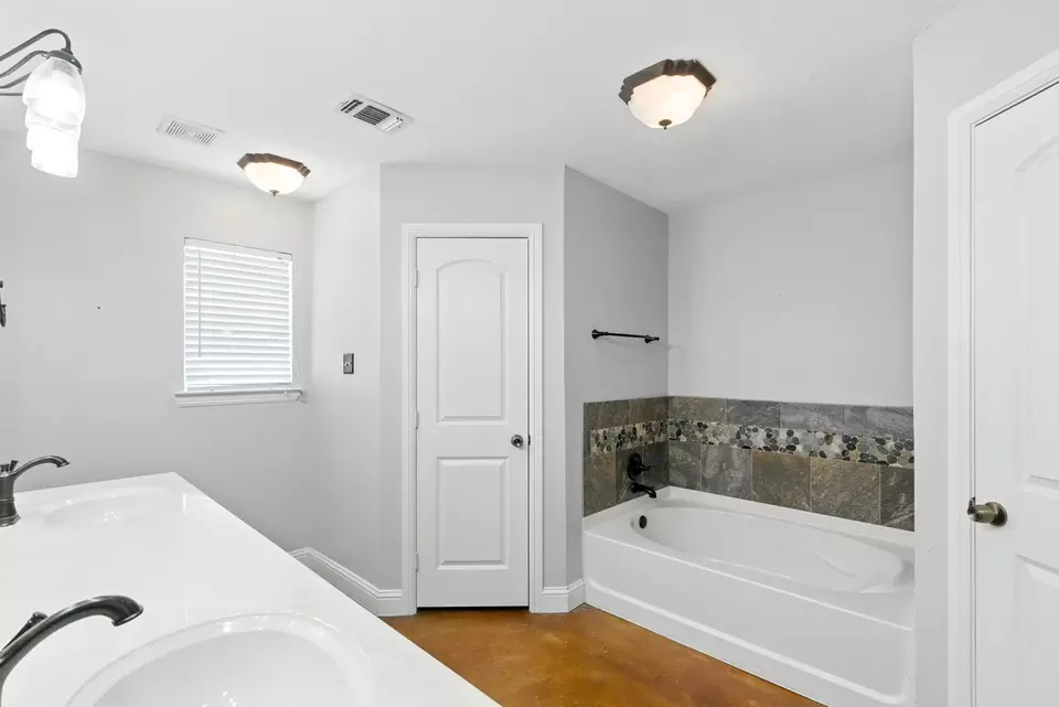 Bath - 969 County Road 4371, Decatur, TX 76234 photo 3 of 4