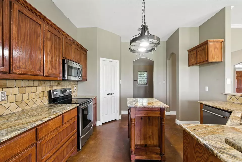 Kitchen - 969 County Road 4371, Decatur, TX 76234 photo 2 of 4