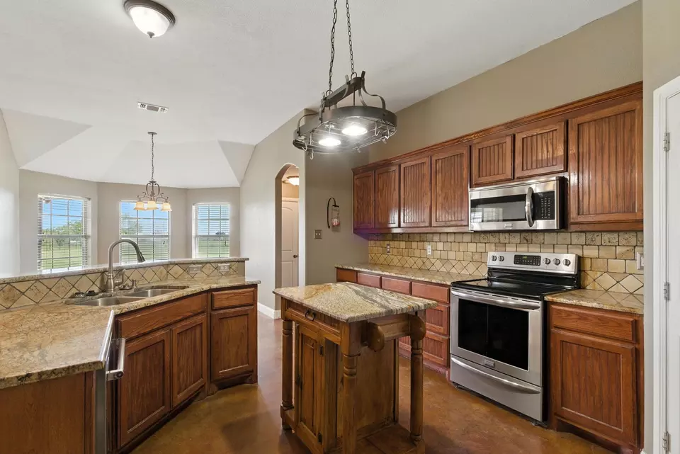 Kitchen - 969 County Road 4371, Decatur, TX 76234 photo 4 of 4