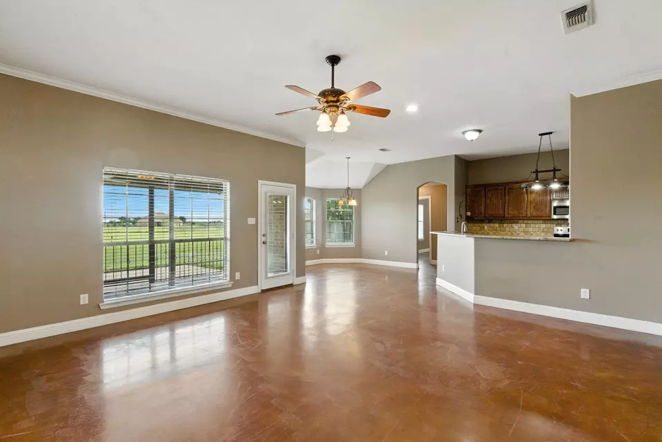 Living - 969 County Road 4371, Decatur, TX 76234 photo 4 of 4