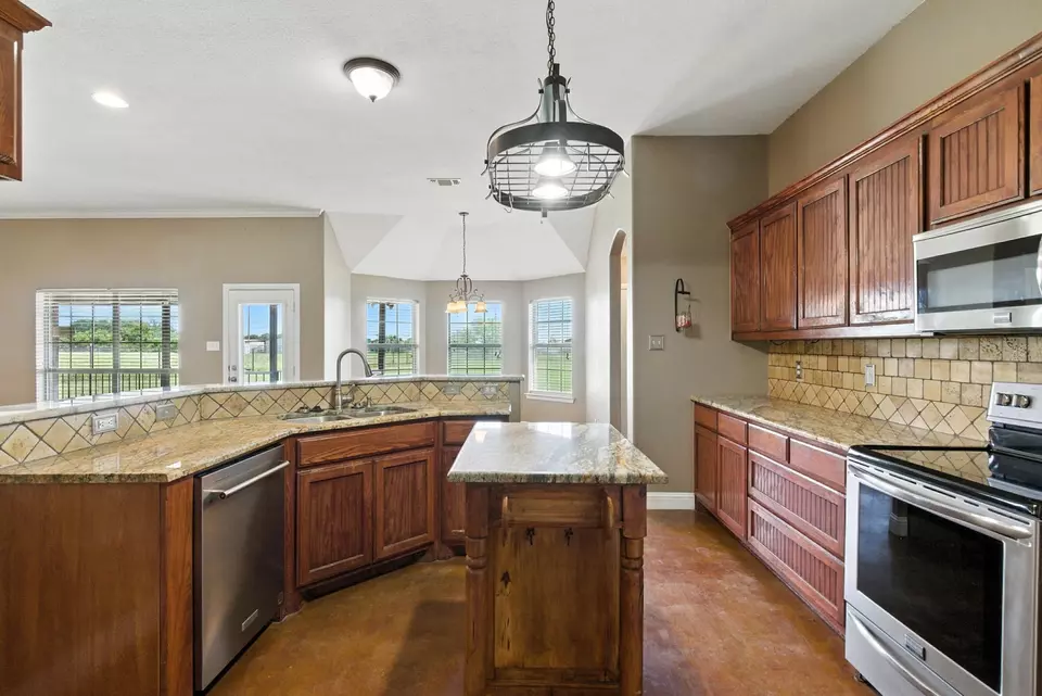 Kitchen - 969 County Road 4371, Decatur, TX 76234 photo 3 of 4