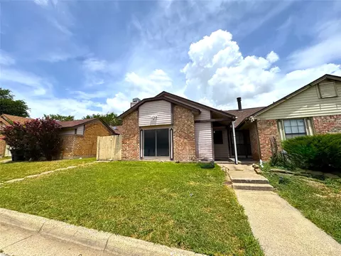 2439 Sunflower Dr, Arlington, TX 76014