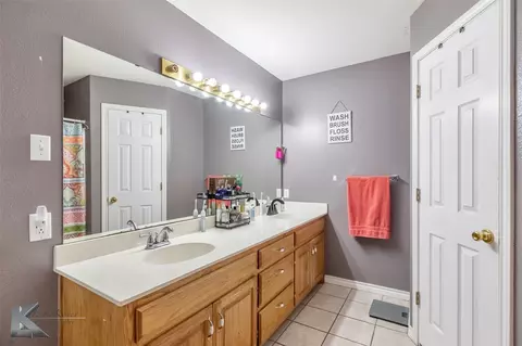Bath - 3858 Trinity Ln, Abilene, TX 79602 photo 2 of 3