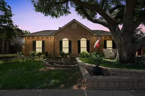 Exterior - 709 Normandy Dr, Euless, TX 76039 photo 4 of 7