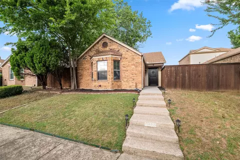 2800 Bridge Lake Dr, Irving, TX 75060