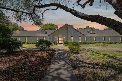 1204 W Westhill Dr, Cleburne, TX 76033