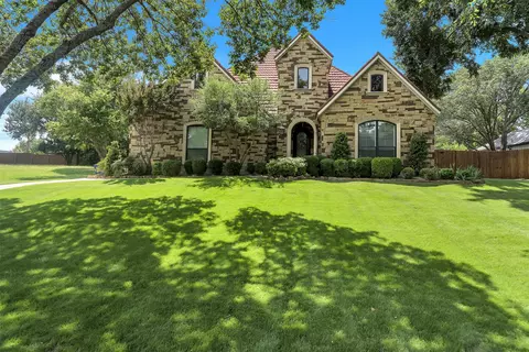 8917 Crest Wood Dr, Fort Worth, TX 76179