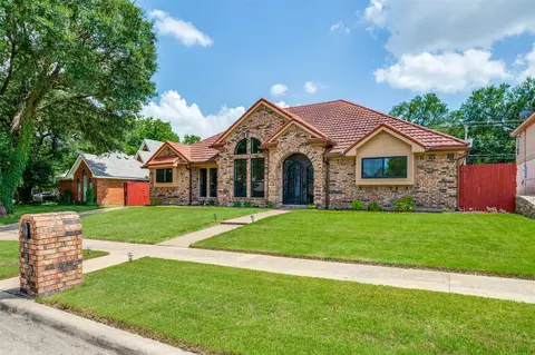 709 Evergreen Dr, Hurst, TX 76054