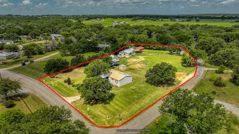 221 Briar Oaks Dr, Azle, TX 76020