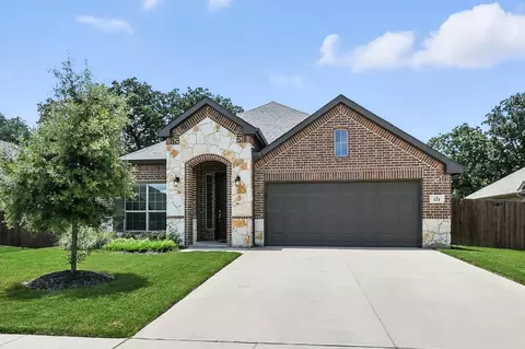 221 Gardenia Dr, Azle, TX 76020