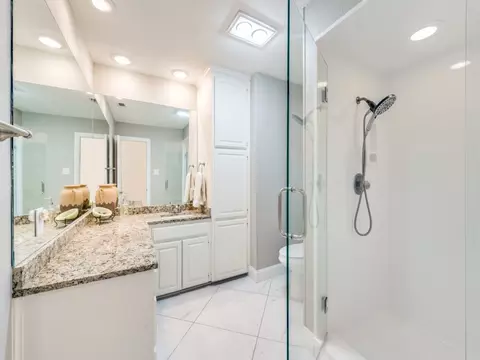 Bath - 7424 Summitview Dr, Irving, TX 75063 photo 3 of 4