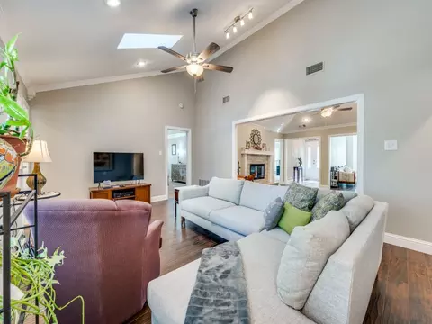 Living - 7424 Summitview Dr, Irving, TX 75063 photo 5 of 6