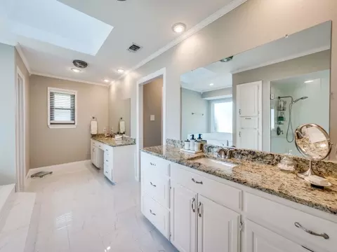 Bath - 7424 Summitview Dr, Irving, TX 75063 photo 2 of 4