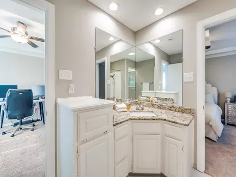 Bath - 7424 Summitview Dr, Irving, TX 75063 photo 4 of 4