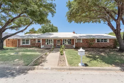 1421 Meadow Ln, Midlothian, TX 76065