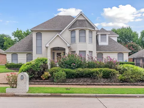 10186 Meadowcrest Dr, Benbrook, TX 76126