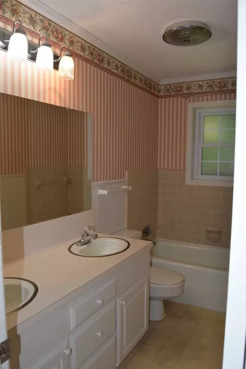 Bath - 1307 Mark Dr, Minden, LA 71055 photo 2 of 3