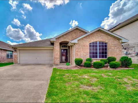 7636 Hollow Forest Dr, Fort Worth, TX 76123