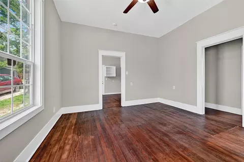 Living - 110 E Munson St, Denison, TX 75021 photo 5 of 7