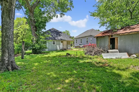 Exterior - 110 E Munson St, Denison, TX 75021 photo 7 of 7