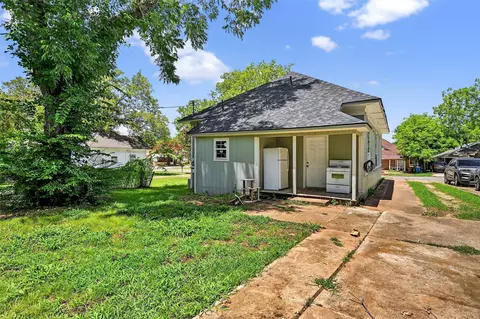 Exterior - 110 E Munson St, Denison, TX 75021 photo 5 of 7