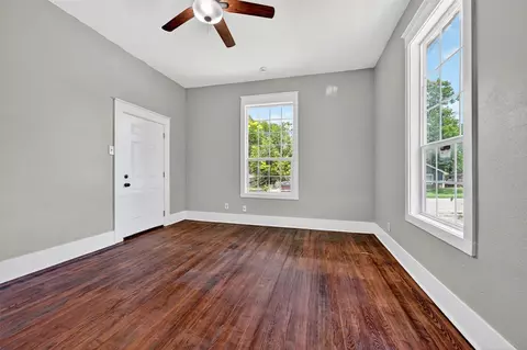 Living - 110 E Munson St, Denison, TX 75021 photo 3 of 7