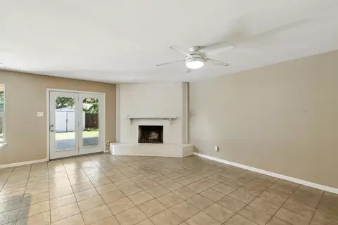 5704 Woodhollow Dr, Arlington, TX 76016