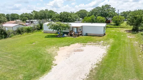 133 N Comanche Dr, De Leon, TX 76444