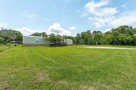 133 N Comanche Dr, De Leon, TX 76444 photo 2