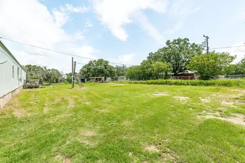 133 N Comanche Dr, De Leon, TX 76444 photo 5