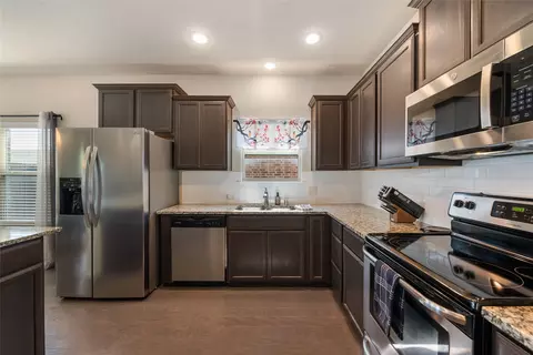 8917 Tenderfoot Ln, Aubrey, TX 76227