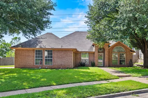 10229 Trail Ridge Dr, Benbrook, TX 76126