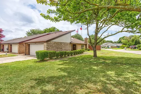 6610 Ports O Call Dr, Rowlett, TX 75088