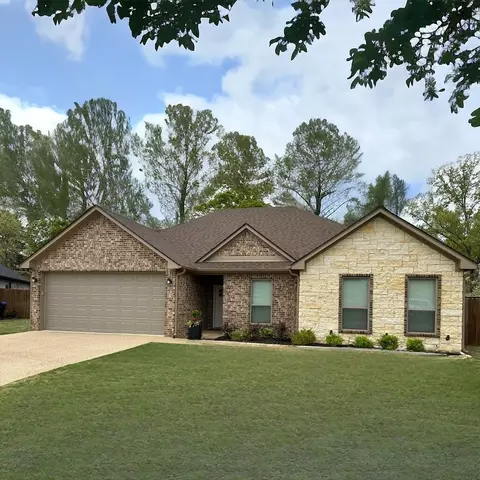 725 Cove Pl, Longview, TX 75604