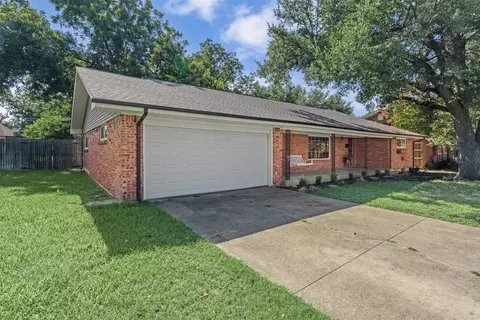 4205 Springbranch Dr, Benbrook, TX 76116