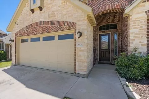613 Ravenwood Dr, Saginaw, TX 76179