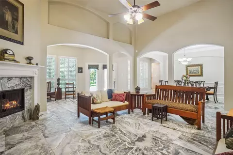 1100 Cogburn Ct, Shady Shores, TX 76208