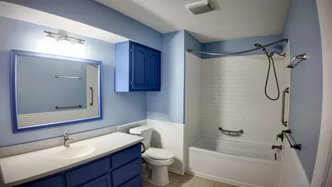 Bath - 692 S Loop Dr, Cedar Hill, TX 75104 photo 3 of 4