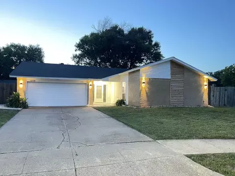 600 Lynnfield Ct, Arlington, TX 76014