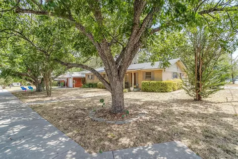 1215 Poindexter Ave, Cleburne, TX 76033