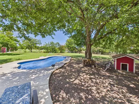 853 Pratt Rd, Red Oak, TX 75154