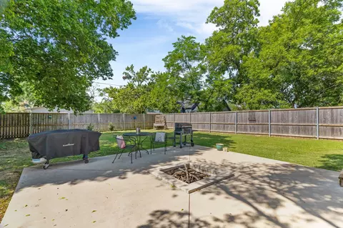Exterior - 430 E Monterey St, Denison, TX 75021 photo 5 of 7